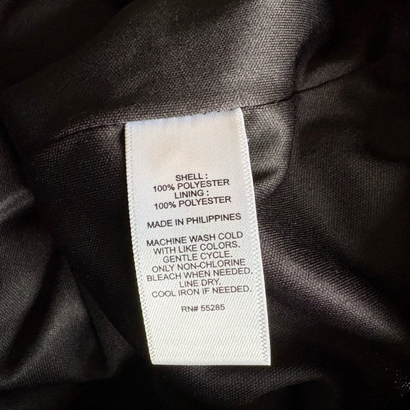 Express Monochrome Floral V-Neck Blouse - Picture 4 of 4